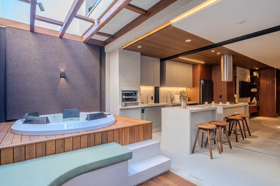 Sala, cozinha e varanda com ofurô integradas