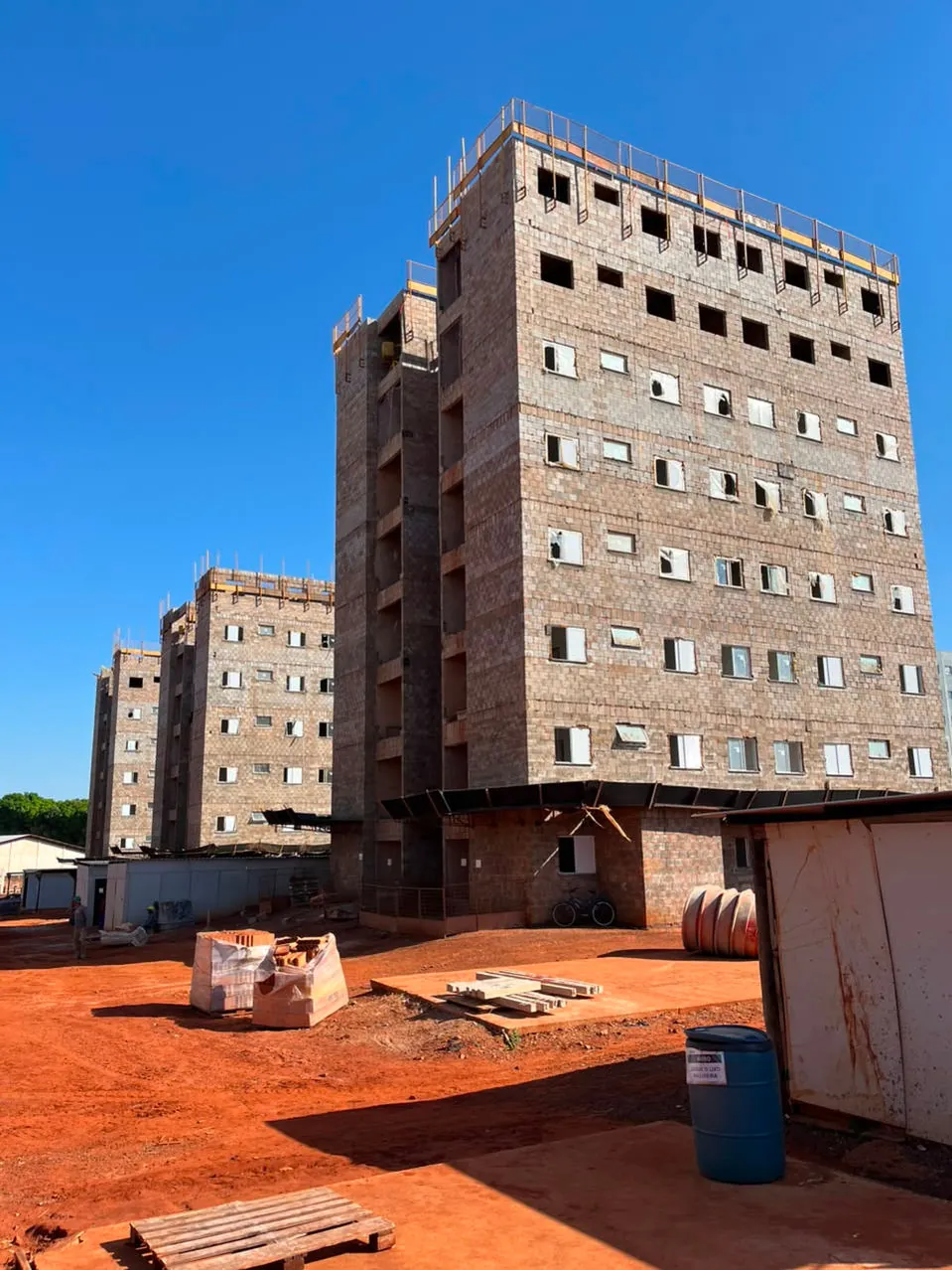 Obra em andamento vista da rua